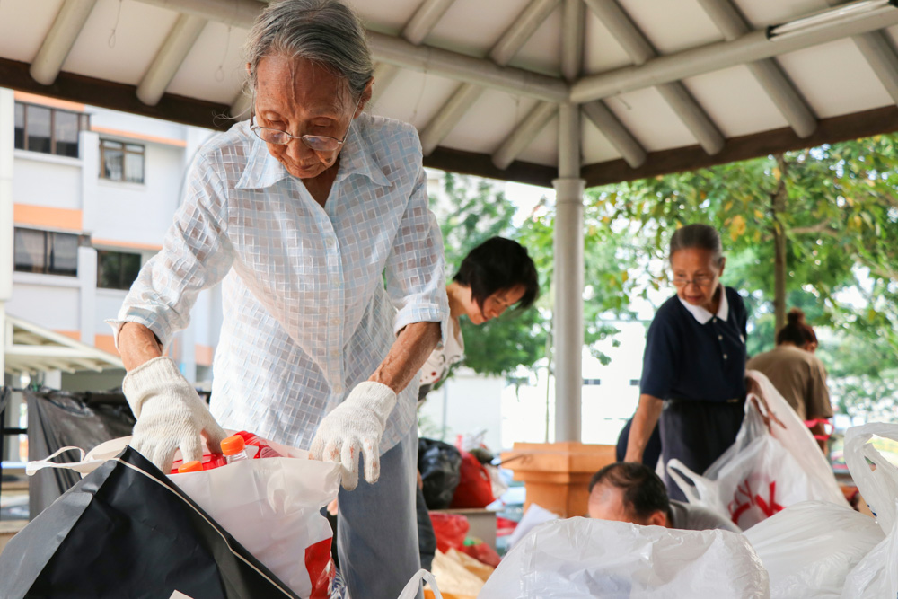 Lim Moi (left) was often seen at past environmental protection events. (Photo by Mulias Lian)