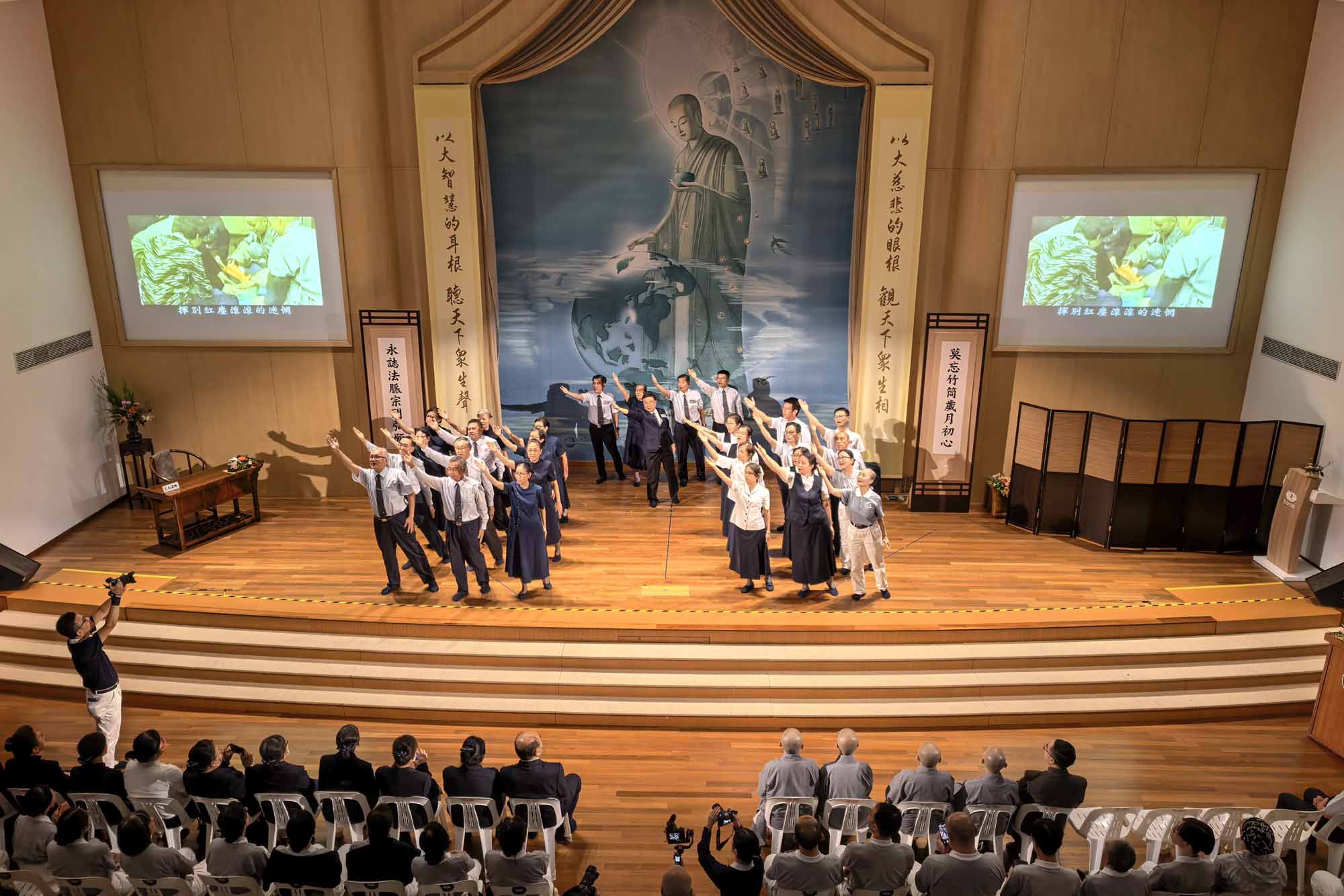 职工与志工在圆缘时演绎歌曲《方向》，歌声唱出共同的心愿。摄/ 黎东兴