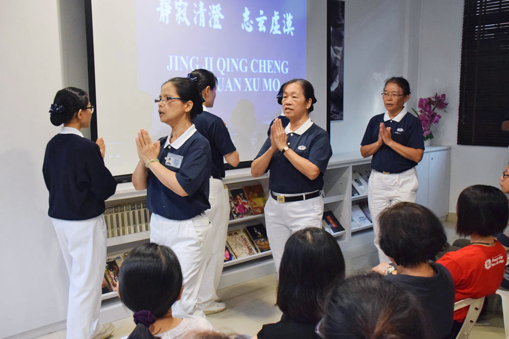 浴佛即是以赞仰佛德、感念佛恩，同时以佛陀为师，净化己心，走入人群付出。在说明会中，志工示范绕佛绕法的进退威仪。摄 / 潘宝通