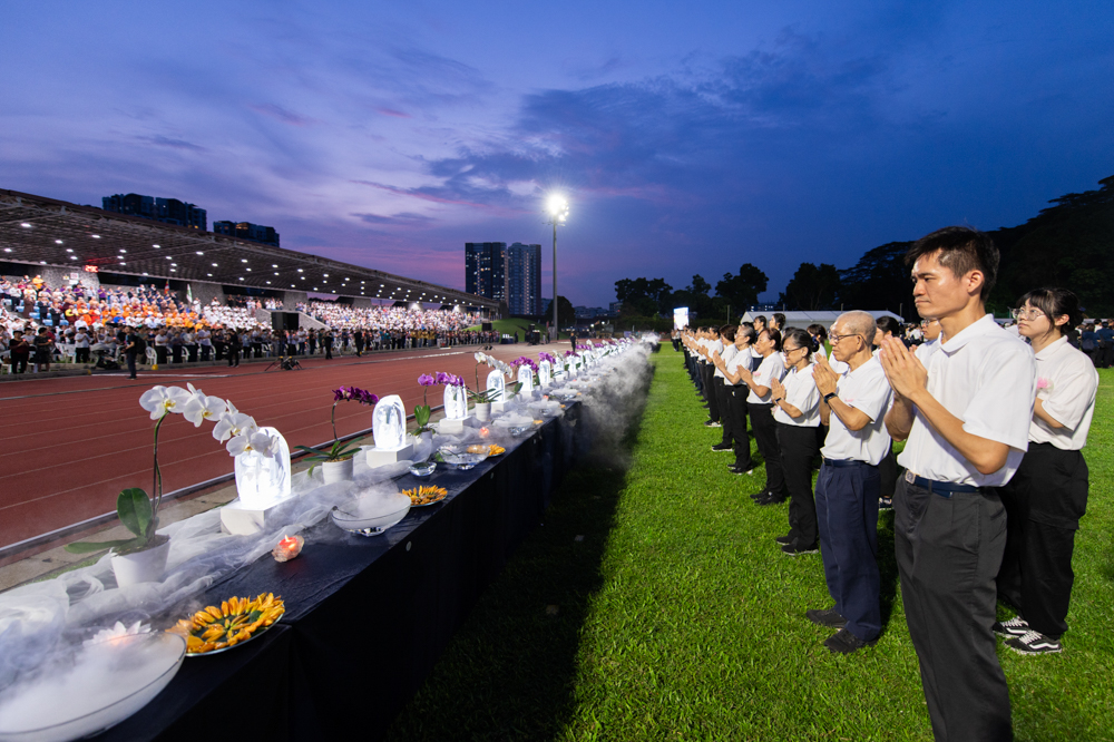 Three Thousand People Gather to Celebrate Buddha Day and Pray for World Peace
