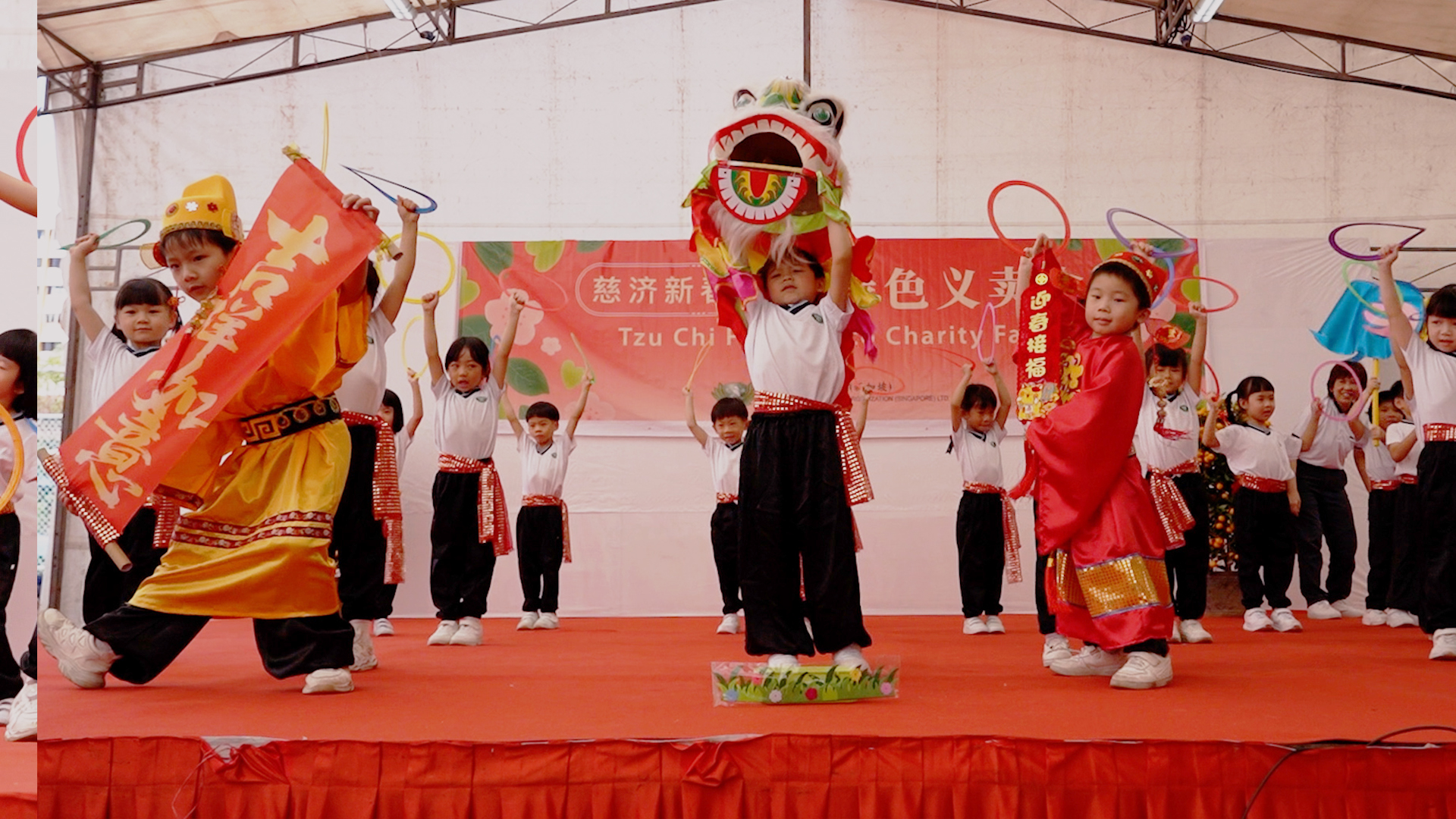 义卖行善迎新春 美食游戏共欢乐